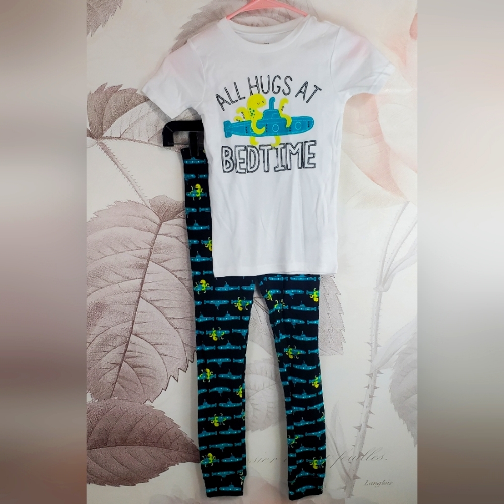 NWOT Carter's pajama set size 8 short sleeved shirt and pants